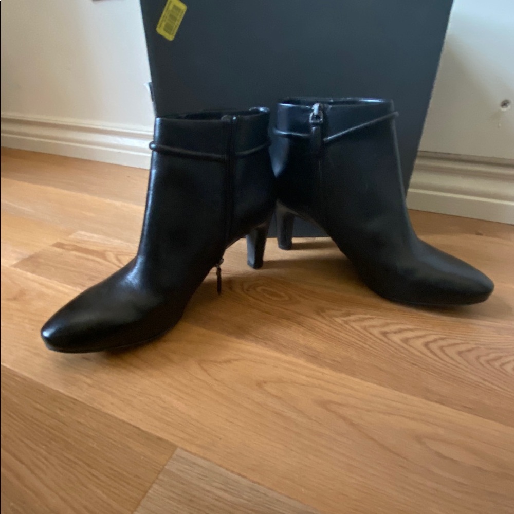 ECCO Women's Elegant Black Ankle Booties
 3 1/2” heels EUR 40 US 9 -9 1/2